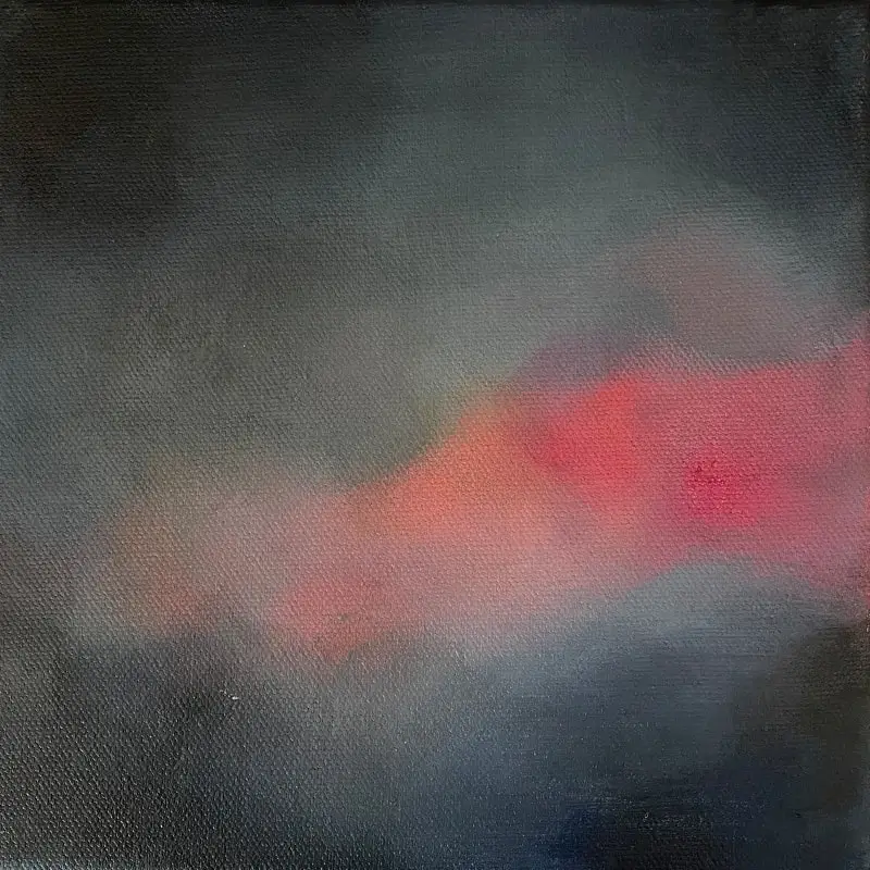 Abstrakte Himmelslandschaft mit leuchtendem, rosa-rotem Lichtzentrum vor einem dunklen, atmosphärischen Hintergrund.