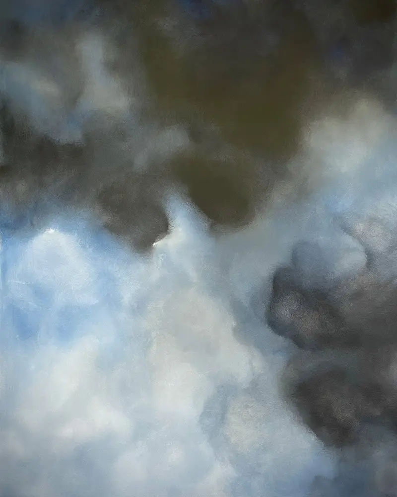 Abstrakte Himmelslandschaft mit sanften, hellblauen Wolkenformationen unter einem kontrastreichen, dunklen Wolkenschleier.