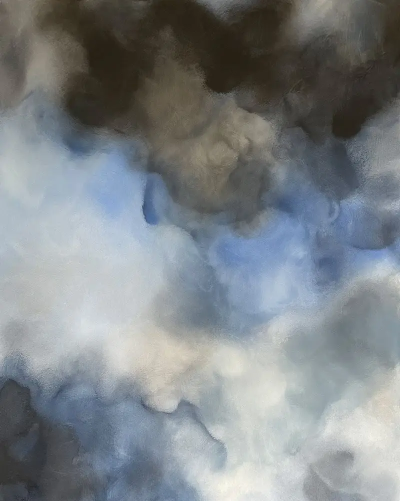 Abstrakte Himmelslandschaft mit weichen Wolkenformationen in Hellblau, kühlem Grau und tiefdunklen Schattenbereichen.