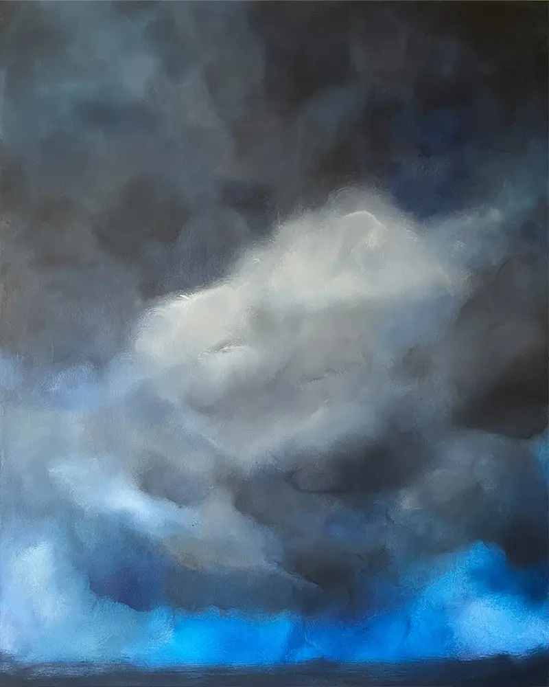 Abstrakte Himmelslandschaft mit einer zentralen weißen Wolkenformation über einem leuchtend blauen Horizont.