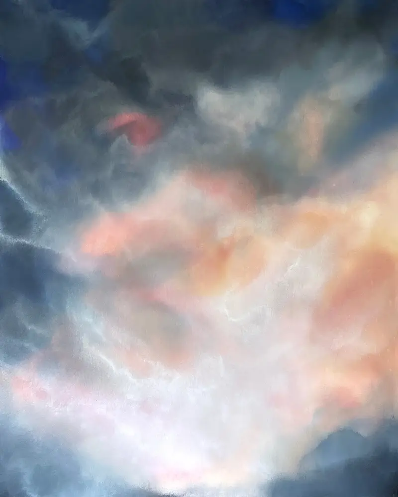 Abstraktes Wolkenbild ‚The Night Comes‘ von Christin von Wels. Eine atmosphärische Himmelslandschaft mit einem leuchtenden Zentrum in Rosa- und Pfirsichtönen, das von dramatischen, dunklen Wolkenformationen in Blau und Anthrazit umschlossen wird.