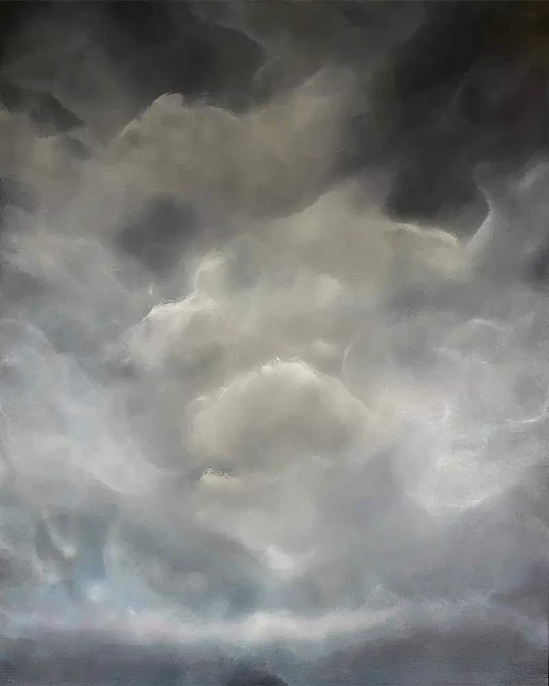 Abstrakte Himmelslandschaft mit dramatischen Wolkenformationen in dunklem Grau, Anthrazit und sanften Lichtakzenten in Weiß