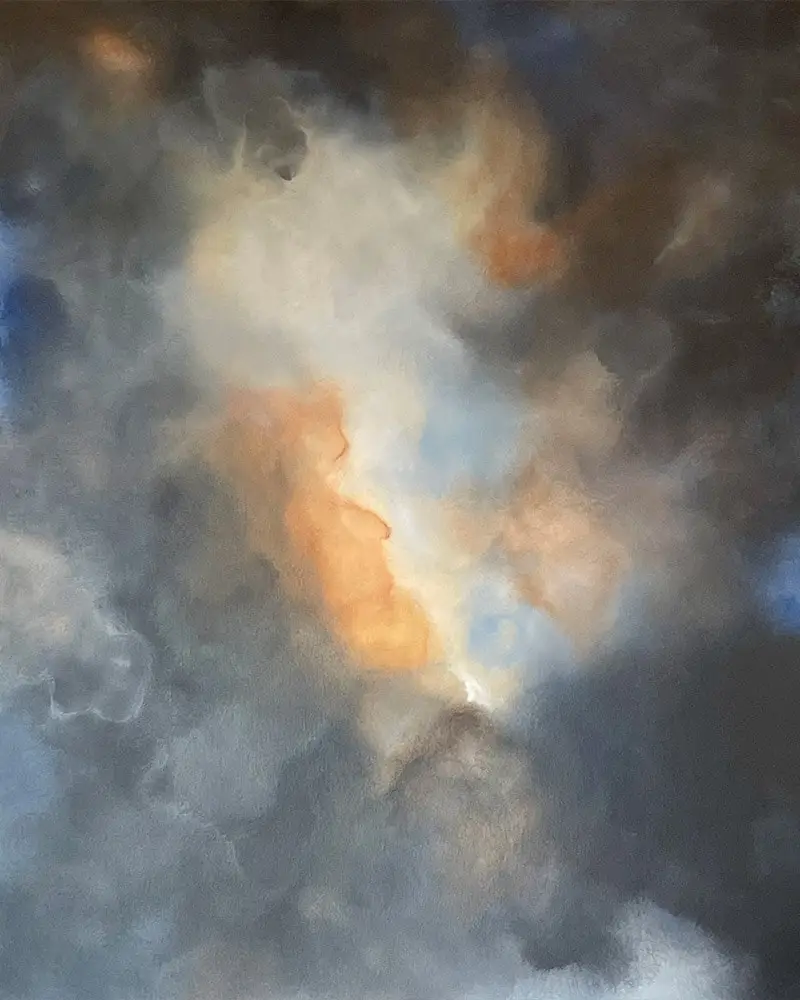 Abstrakte Himmelslandschaft mit einem leuchtenden Zentrum in warmen Orange- und Goldtönen, umgeben von dunklen, atmosphärischen Wolken.