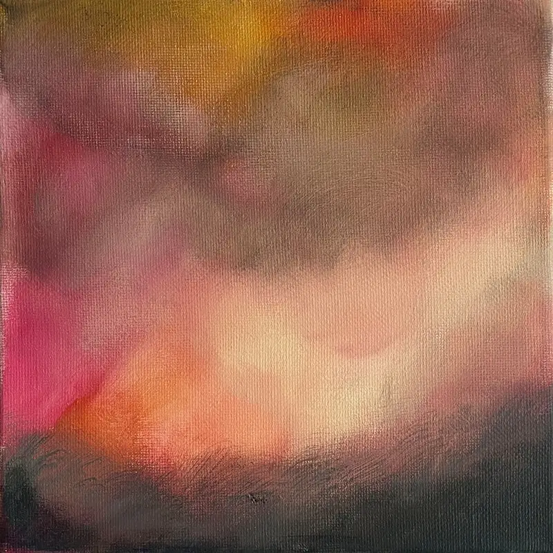 Abstrakte Himmelslandschaft mit leuchtenden Farbverläufen in kräftigem Rot, Orange und Gelb über einer dunklen Basis.