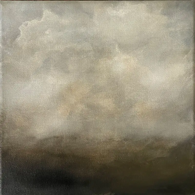 Abstrakte Himmelslandschaft mit atmosphärischen Wolken in Grau- und Beigetönen über einem dunklen, erdigen Horizont