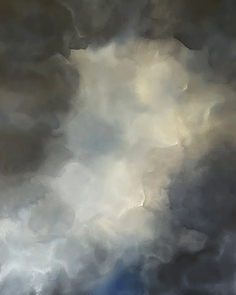 Abstrakte Himmelslandschaft mit einem zentralen hellen Leuchten hinter weichen, grauen und dunklen Wolkenformationen.