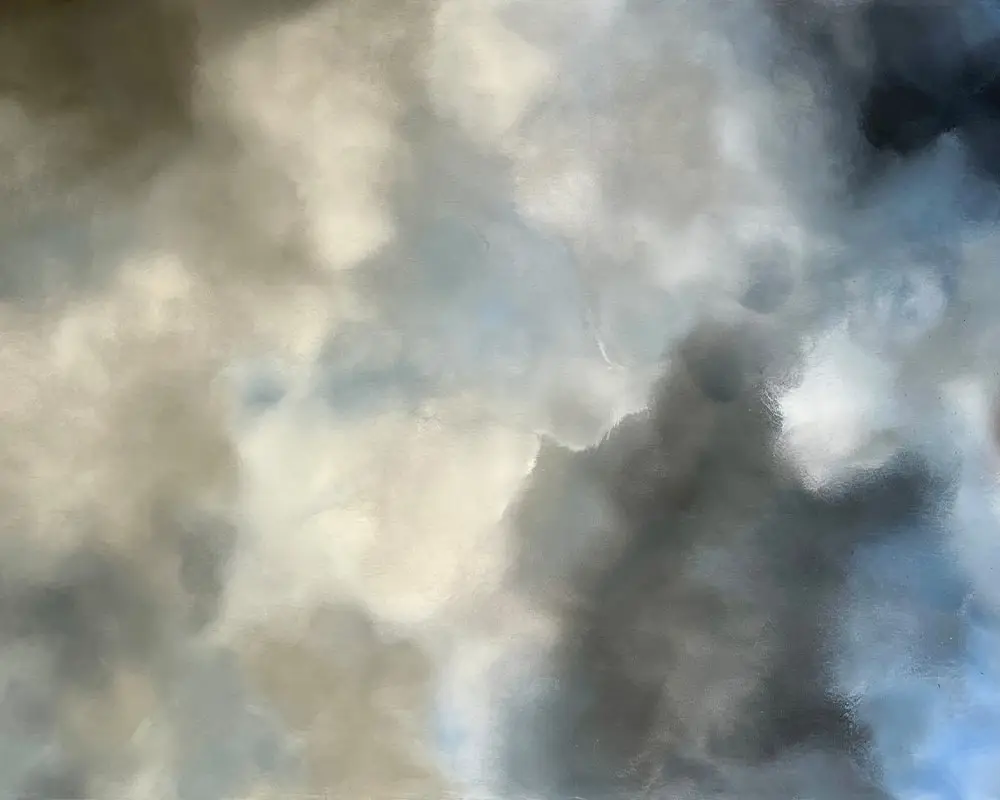 Abstrakte Himmelslandschaft ‚Light of Hope‘ mit weichen Wolkenformationen in Weiß, Grau und sanften Blautönen.