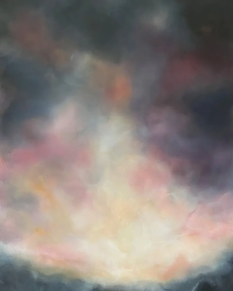 Abstraktes Wolkenbild ‚Midsummers-Eve‘ mit einem leuchtend hellen Horizont und weichen Übergängen in Rosa, Violett und dunklem Anthrazit.