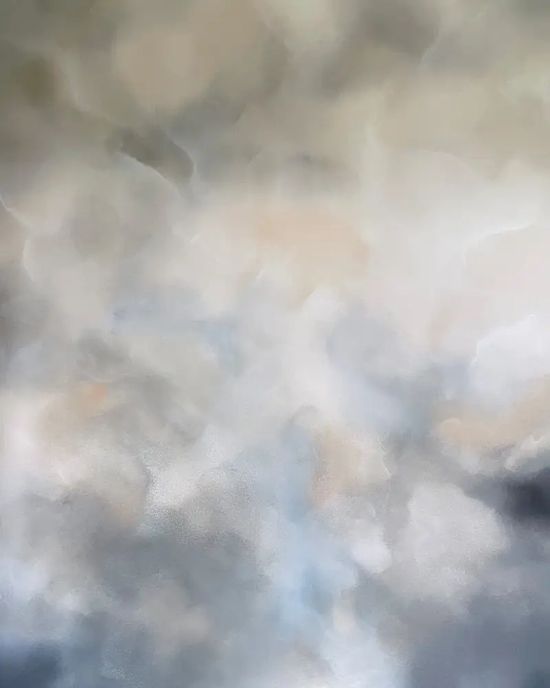 Abstraktes Wolkenbild ‚Summer Clouds‘ von Christin von Wels. Die helle, großformatige Himmelslandschaft zeigt weiche, ineinanderfließende Strukturen in Weiß, zartem Beige und kühlen Blautönen, die an einen lichten Sommertag erinnern.