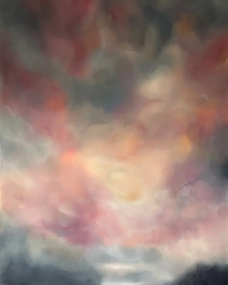 Abstrakte Himmelslandschaft mit sanften Wolkenformationen in warmem Rosa, Orange und leuchtendem Gelb vor einem dunklen Hintergrund.