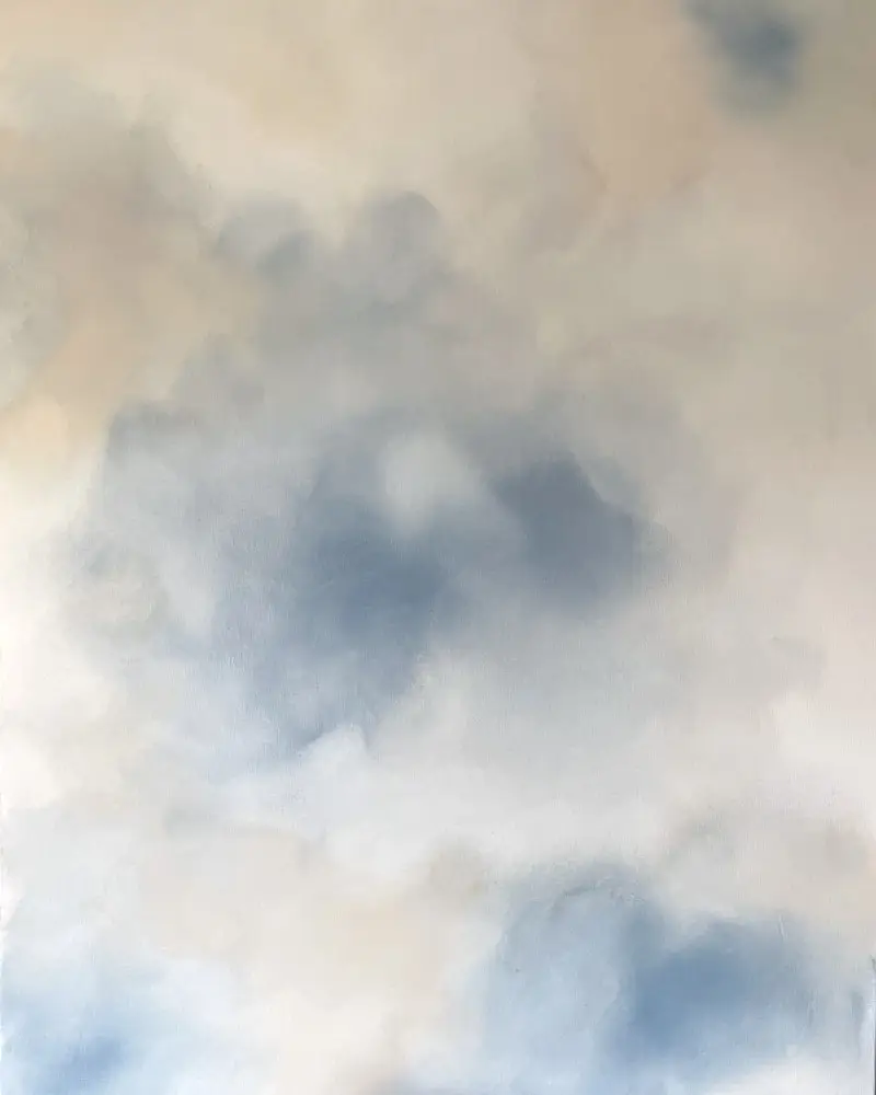 Abstraktes Wolkenbild mit weichen, hellen Formationen in Weiß und sanften Blauschattierungen.