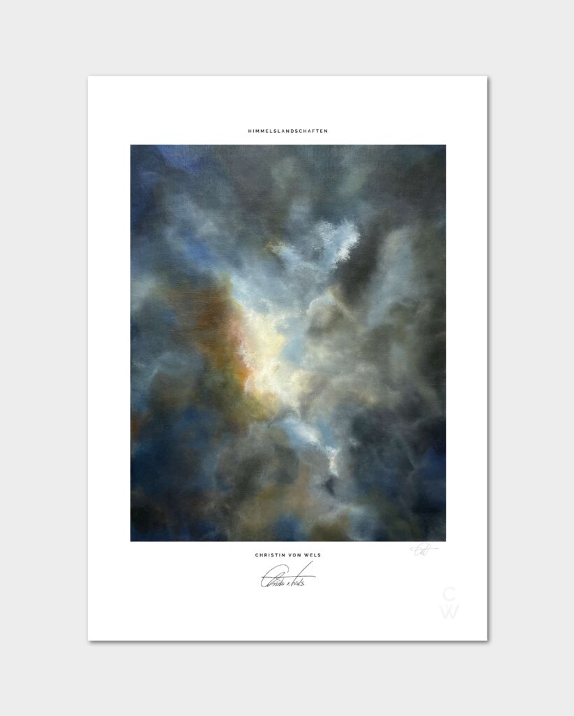 Ein Print in der Größe A4 mit dem dramatischen blauschwarzen Wolkenmotiv 'Moon behind Clouds' auf grauem Hintergrund.