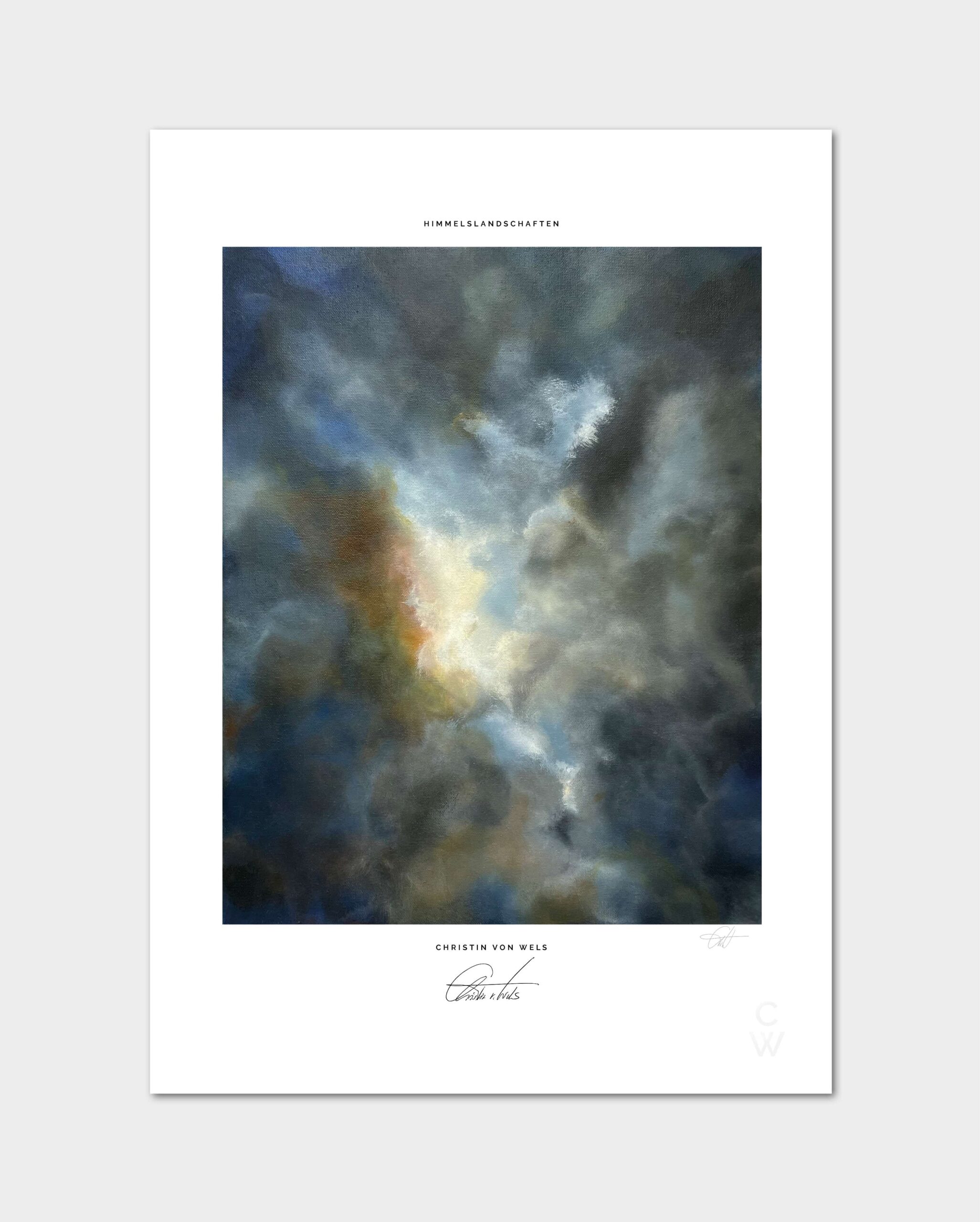 Ein Print in der Größe A4 mit dem dramatischen blauschwarzen Wolkenmotiv 'Moon behind Clouds' auf grauem Hintergrund.