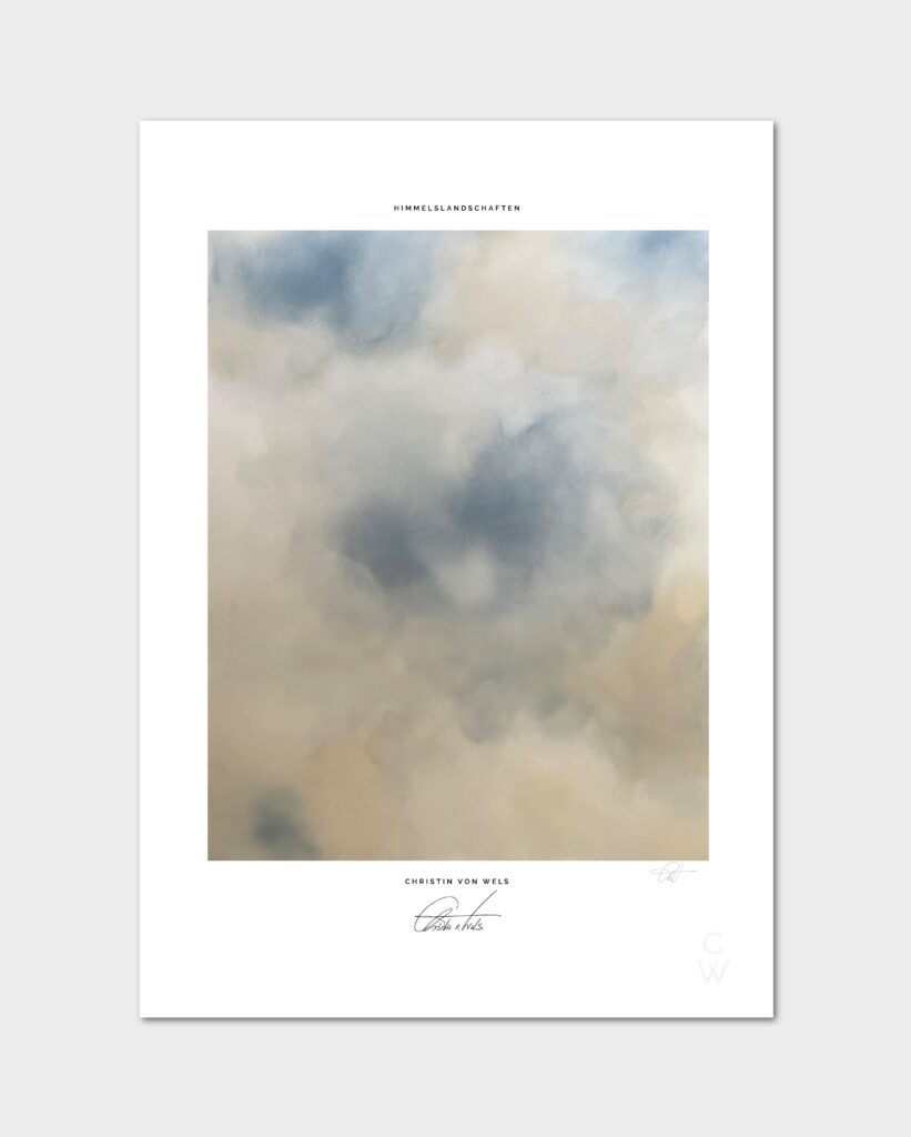 Ein Print in der Größe A4 mit dem hellen Wolkenmotiv 'White Clouds' in Weiss, Hellblau- und Cremetönen auf grauem Hintergrund.