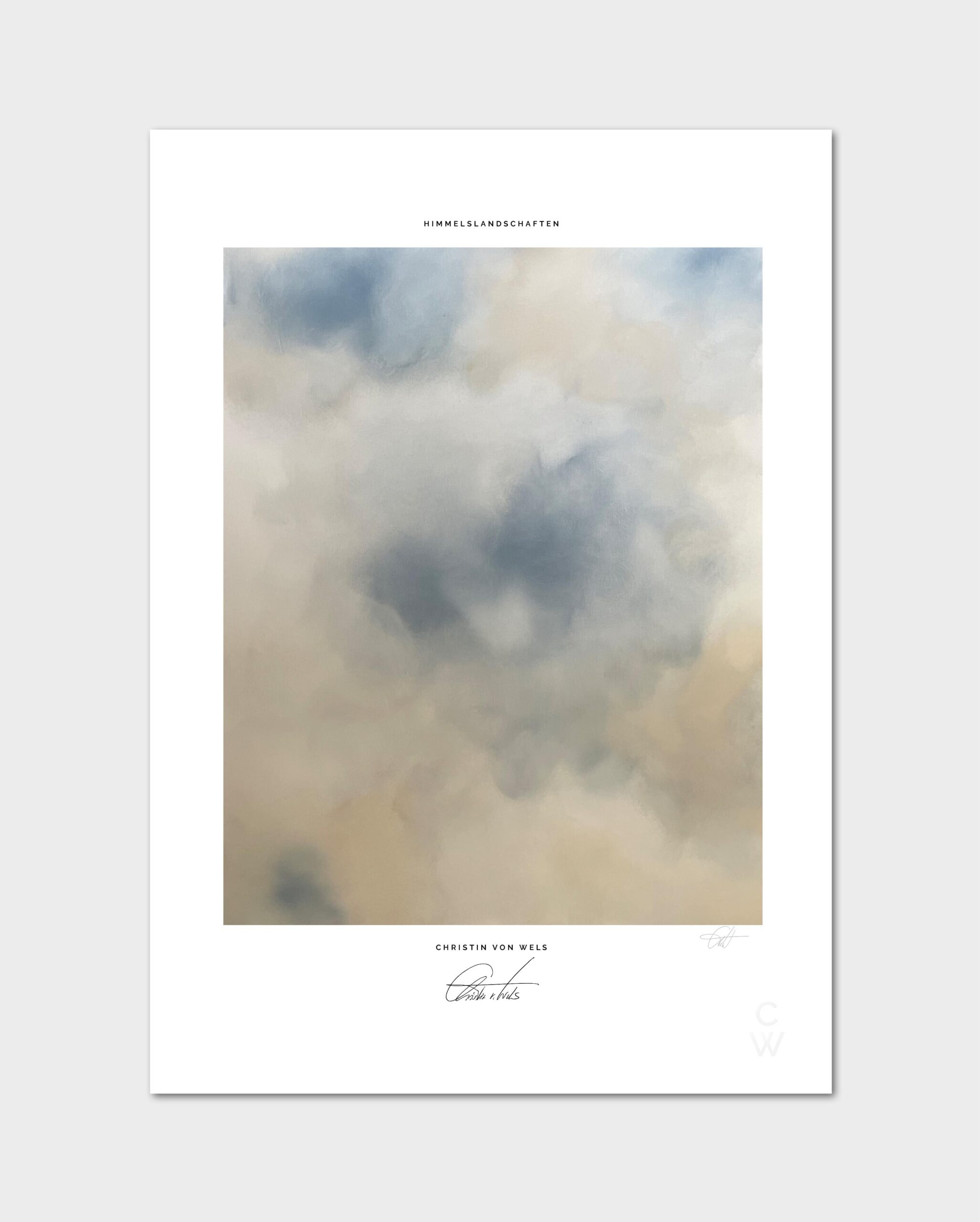 Ein Print in der Größe A4 mit dem hellen Wolkenmotiv 'White Clouds' in Weiss, Hellblau- und Cremetönen auf grauem Hintergrund.