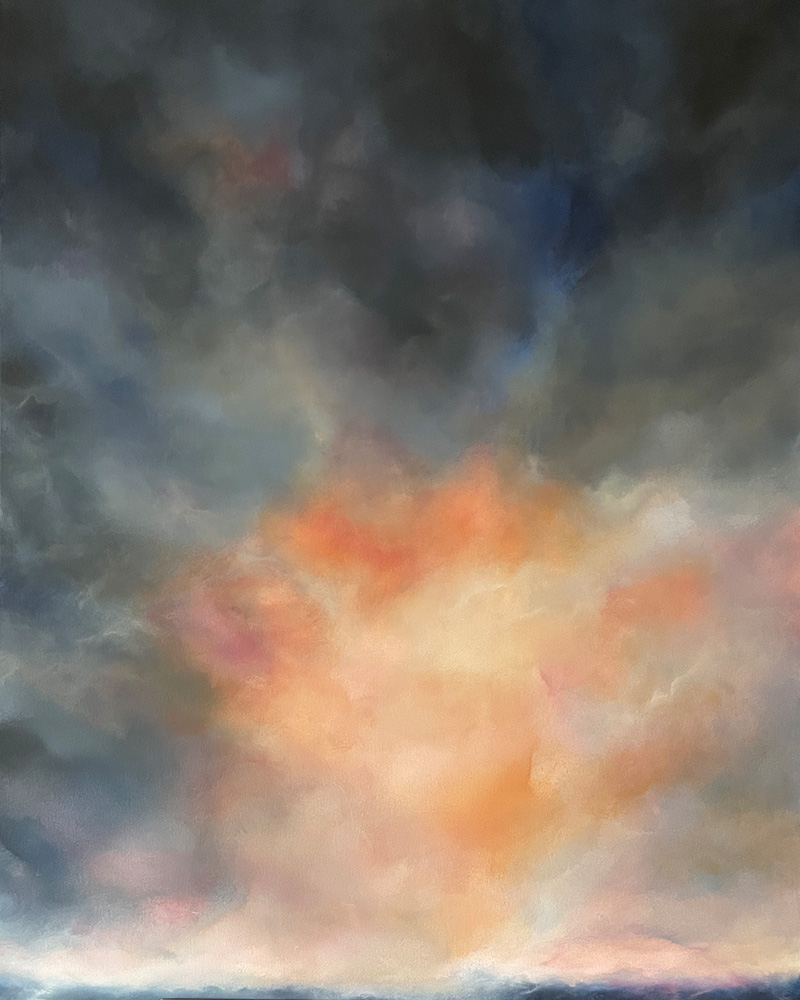 Abstrakte Himmelslandschaft ‚Breathe‘ mit weichen Wolkenformationen in Gelb, Orange und sanften Rottönen am Horizont umgeben von dunklen blaugrauen Wolken.