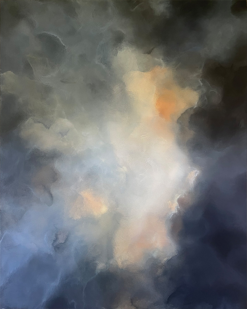 Abstrakte Himmelslandschaft mit einem zentralen hellen teils orangefarbenen Strahlen hinter dunklen schwarzgrauen dunklen Wolkenformationen im Hochformat.