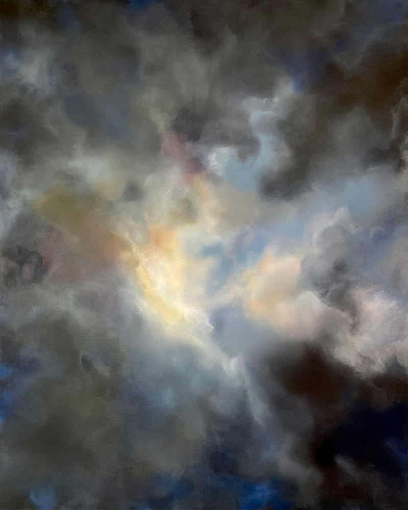 Abstrakte Himmelslandschaft 'The Unknown' mit einem zentralen hellen teils orangefarbenen Strahlen hinter dunklen schwarzgrauen dunklen Wolkenformationen im Hochformat.